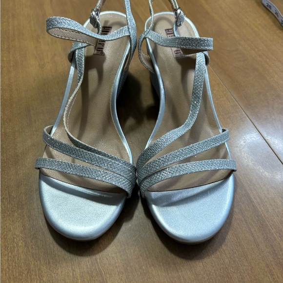 IDIFU Women's Shimmering Silver Sandals NWT - Picture 6 of 7